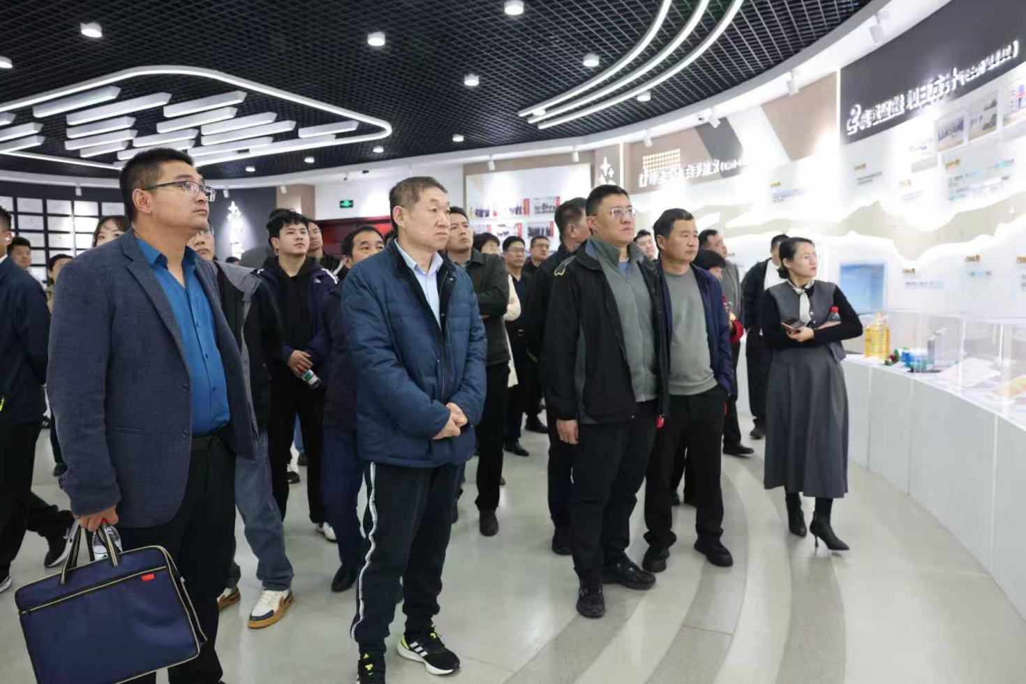 全市新興領(lǐng)域黨建工作示范點黨組織書記培訓(xùn)班來山東三星集團參觀