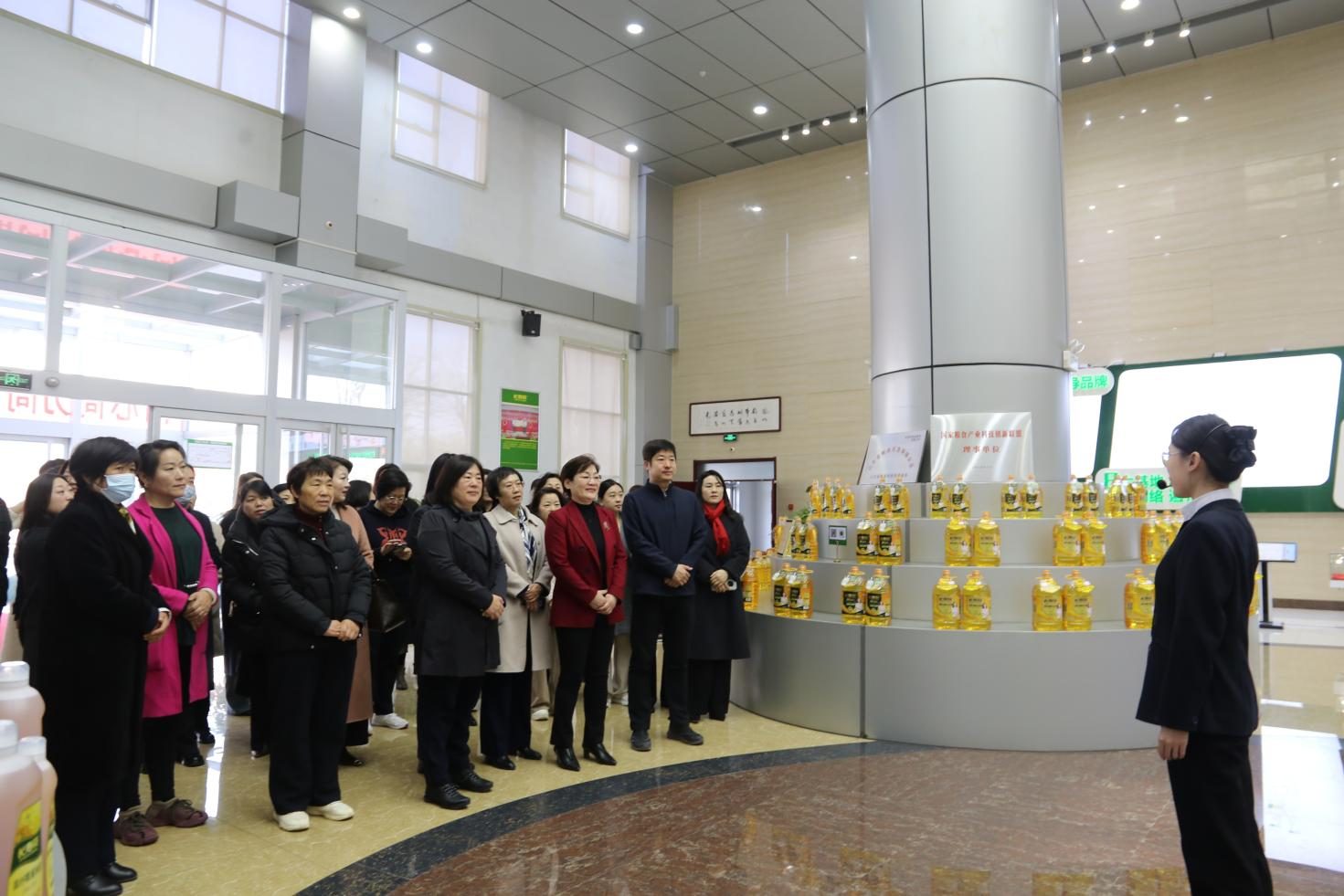 鄒平市女企業(yè)家協(xié)會2025年度工作會議與會人員來山東三星集團觀摩交流